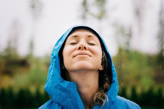 woman stood in the rain smiling with rain drops on her face Norrtälje, Stockholm County, Sweden CR_RABE200627-414641-01 ,model released, Symbolfoto