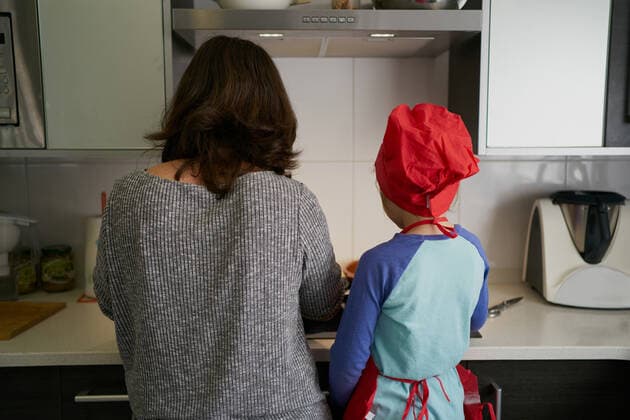 IMAGO Creative: Kulturelle Folgen der Pandemie: Gesundheitsbewußtsein und Alleinsein backwards mother teaches daughter in red chef s hat in the kitchen Pamplona, Navarre, Spain CR_SEBO200712A-408289-01 ,model released, Symbolfoto
