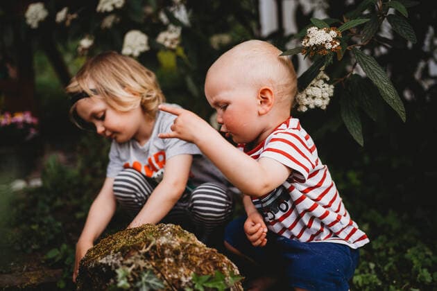 IMAGO Kreativ: Bruderschaft Brothers in the garden looking for insects Munich, BY, Germany CR_TANI200724B-457102-01 ,model released, Symbolfoto