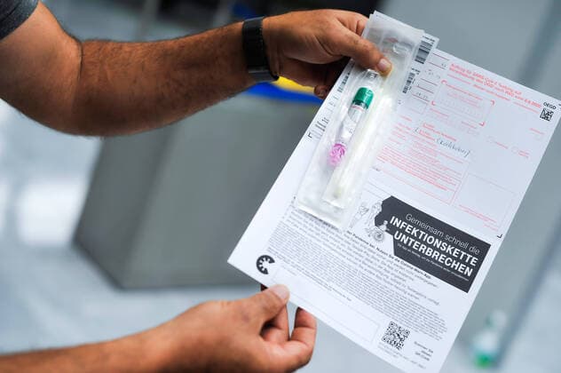Flughafen Stuttgart testet. Corona-Testcenter für Reiserückkehrer am Flughafen Stuttgart öffnet. Ab Montag, 03. August 2020 können sich Passagiere, die aus Risikogebieten zurückkommen, nach ihrer Landung am Flughafen Stuttgart auf das Corona-Virus testen lassen. Im August wird pro Tag mit bis zu 1.000 Tests gerechnet. An dem Termin nehmen teil Winfried Hermann, Minister für Verkehr des Landes Baden-Württemberg, Ministerialdirektor Prof. Dr. Wolf-Dietrich Hammann vom Sozialministerium Baden-Württemberg, Dr. Johannes Fechner, Stellvertretender Vorsitzender der KVBW, Walter Schoefer, Geschäftsführer Flughafen Stuttgart GmbH und Dr. Jens Künzel vom Airport Medical Center. Stuttgart Baden-Wuerttemberg Deutschland Copyright: xMaxxKovalenkox