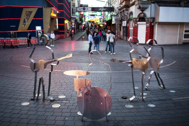 Stahl-Silhouetten der Beatles an der Ecke Reeperbahn Grosse Freiheit in Hamburg (Foto vom 20.07.2020). Sie gehoeren mittlerweile zu den begehrtesten Fotomotiven fuer Touristen in Hamburg. Nur 250 Meter entfernt hatten die Liverpooler Jungs vor 60 Jahren, am 17. August 1960, ihren ersten Auftritt in Deutschland. Im Indra-Club an der Grossen Freiheit, der mittlerweile wieder so heisst, begann der Aufstieg der spaeteren Pilzkoepfe. (Siehe epd-Feature vom 03.08.2020) Vor 60 Jahren starteten die Beatles in Hamburg ihre Karriere