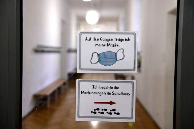 04.08.2020, Schulen in Bayern, Anweisungen zum Verhalten der Schüler wegen der Corona-Pandemie: Masken auf den Gängen, Markierungen beachten! 04.08.2020, Schulen in Bayern 04.08.2020, Schulen in Bayern