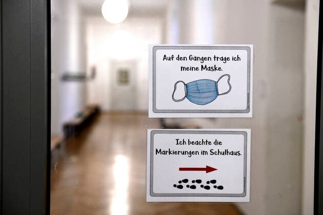 04.08.2020, Schulen in Bayern, Anweisungen zum Verhalten der Schüler wegen der Corona-Pandemie: Masken auf den Gängen, Markierungen beachten! 04.08.2020, Schulen in Bayern 04.08.2020, Schulen in Bayern