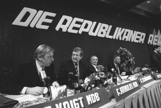 Franz Schönhuber (1923-2005 ) rechtsextremer Politiker, Journalist, Moderator und Autor. Mitgründer und Vorsitzender der Partei Die Republikaner REP. Die Republikaner REP ist eine 1983 in München von ehemaligen Mitgliedern der CSU gegründete deutsche Kleinpartei. Foto: Gründungsversammlung 27. November 1983 Hotel Hilton München *** Franz Schönhuber 1923 2005 right-wing extremist politician, journalist, moderator and author Co-founder and chairman of the party The Republicans REP The Republicans REP is a small German party founded in 1983 in Munich by former members of the CSU Photo Founding meeting 27 November 1983 Hotel Hilton Munich Copyright: xHeinzxGebhardtx
