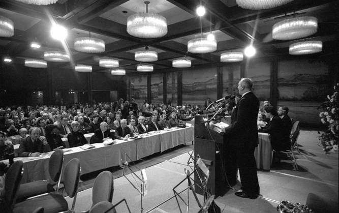 Franz Schönhuber (1923-2005 ) rechtsextremer Politiker, Journalist, Moderator und Autor. Mitgründer und Vorsitzender der Partei Die Republikaner REP. Die Republikaner REP ist eine 1983 in München von ehemaligen Mitgliedern der CSU gegründete deutsche Kleinpartei. Foto: Gründungsversammlung 27. November 1983 Hotel Hilton München *** Franz Schönhuber 1923 2005 right-wing extremist politician, journalist, moderator and author Co-founder and chairman of the party The Republicans REP The Republicans REP is a small German party founded in 1983 in Munich by former members of the CSU Photo Founding meeting 27 November 1983 Hotel Hilton Munich Copyright: xHeinzxGebhardtx