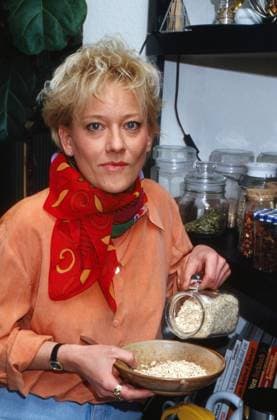 Heike Fritzen Heike Fritzen, deutsche Nachrichtensprecherin bei RTL, bereitet sich ein Müesli in Köln, Deutschland 1993., Köln Nordrhein-Westfalen Deutschland *** Heike Fritzen Heike Fritzen, German newscaster at RTL, preparing a muesli in Cologne, Germany 1993, Cologne North Rhine-Westphalia Germany Copyright: FrankxHempel UnitedArchives19514541_04 EDITORIAL USE ONLY