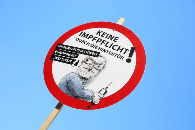 Demonstration Tag der Freiheit - Tausende feiern das Ende der Pandemie und den Tag der Freiheit in Berlin mit einem Umzug durch das Regierungsviertel - Berlin, Deutschland, DEU, GER, 01.08.2020 - Tausende Menschen gehen aus Protest gegen die Corona-Einschränkungen auf die Straße. Zur Demo aufgerufen haben die Stuttgarter Initiative Querdenken 711 und die Berliner Kommunikationsstelle Demokratischer Widerstand, eine Mischung aus Verschwörungstheoretikern, Rechtsextremen und Virusleugnern. Trotz geltender Hygienevorschriften tragen die Demonstranten nur sehr vereinzelt einen Mund-Nasen-Schutz und halten keinen Abstand zueinander. Der Aufzug wird daraufhin vorzeitig aufgelöst und gegen den verantwortlichen Veranstalter Strafanz