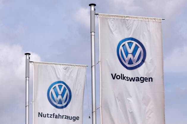Vor einem Autohaus prangt das Logo des Volkswagen-Konzerns - aufgenommen aus dem öffentlichen Raum. Rheda-Wiedenbrück, 02.08.2020