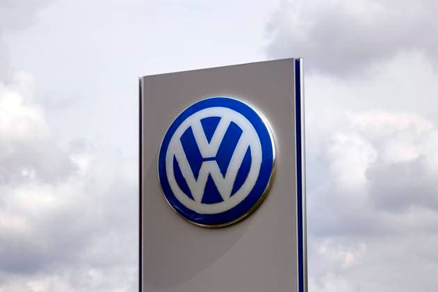 An einem Autohaus prangt das Logo des Volkswagen-Konzerns - aufgenommen aus dem öffentlichen Raum. Rheda-Wiedenbrück, 02.08.2020 *** At a car dealership, the Volkswagen Group logo is displayed in public space Rheda Wiedenbrück, 02 08 2020 Foto:xC.xHardtx xFuturexImage