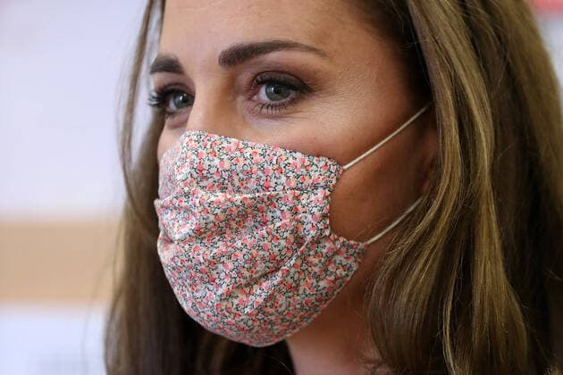 . 04 08 2020. Sheffield, United Kingdom. Kate Middleton, the Duchess of Cambridge, wearing a face mask during a visit to a baby bank in Sheffield, United Kingdom, where she helped unload a pallet of deliveries and sort donations before speaking with families about their experience of baby banks.  xPoolx xi-Imagesx IIM-21509-0029