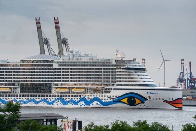 AIDA Cruises Kreuzfahrtschiff AIDAperla beim Einlaufen bzw. Umparken innerhalb des Hamburger Hafens -;AIDA Cruises Kreuzfahrtschiff AIDAperla beim Einlaufen bzw. Umparken innerhalb des Hamburger Hafens -, Hamburg Hamburg Deutschland Club Uwe