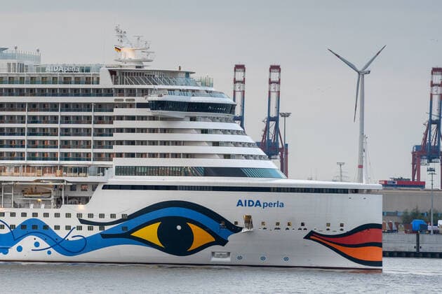 AIDA Cruises Kreuzfahrtschiff AIDAperla beim Einlaufen bzw. Umparken innerhalb des Hamburger Hafens -;AIDA Cruises Kreuzfahrtschiff AIDAperla beim Einlaufen bzw. Umparken innerhalb des Hamburger Hafens -, Hamburg Hamburg Deutschland Club Uwe