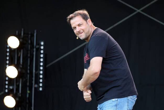 Bilder des Jahres 2020, Entertainment 08 August Entertainment Themen der Woche KW32 Martin Rütter - Erfurt 05.08.2020 , Erfurt, Steigerwaldstadion, Arena Erfurt, Sommer Open-Air im Stadion, das Picknickdecken Konzert Martin Rütter live *** Martin Rütter Erfurt 05 08 2020 , Erfurt, Steigerwaldstadion, Arena Erfurt, summer open air in the stadium, the picnic ceiling concert Martin Rütter live
