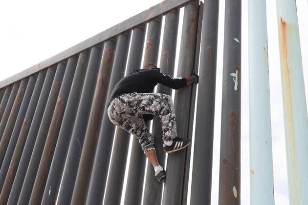 Migrants climb the wall that divides Mexico from US Migrant climb the wall that divides Mexico from the United States, in an area that is restricted by the COVID-19 contingency on the beaches of Tijuana. Tijuana Chihuahua Mexico Copyright: DavidxPeinado