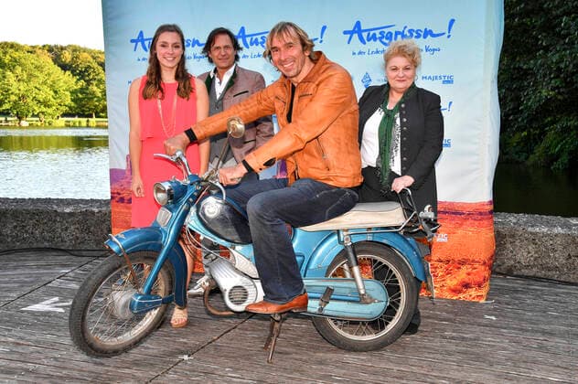 Bilder des Jahres 2020, Entertainment 08 August Entertainment Themen der Woche KW32 Stephanie Liebl, Winfried Frey, Arnd Schimkat und Angelika Sedlmeier bei der Premiere des Kinofilms Ausgrissn! - In der Lederhosn nach Las Vegas im Kino, Mond & Sterne - Open-Air-Kino auf der Seebühne im Münchner Westpark. München, 05.08.2020 *** Stephanie Liebl, Winfried Frey, Arnd Schimkat and Angelika Sedlmeier at the premiere of the feature film Ausgrissn In der Lederhosn to Las Vegas in the cinema, Mond Sterne Open Air Kino on the lake stage in Munichs Westpark, 05 08 2020 Foto:xB.xInsingerx xFuturexImage