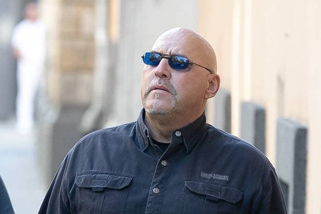 Niedersachsen, Hannover, 06.08.2020, Rockerboss Frank Hanebuth vor Gericht, Prozess gegen Rockerboss Frank Hanebuth wegen gemeinschaftlicher Körperverletzung, Beihilfe zur Nötigung und Verstoßes gegen das Waffengesetz , *** Niedersachsen, Hannover, 06 08 2020, Rockerboss Frank Hanebuth in court, trial against rockerboss Frank Hanebuth for joint bodily injury, aiding and abetting coercion and violation of the German weapons law,