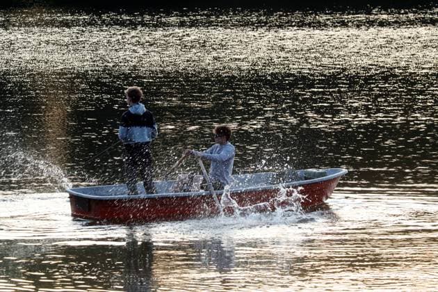 22.06.2020, Dranse, Brandenburg, GER - Jugendliche sitzen am Abend auf einem See in einem Ruderboot. (MR=yes, 20-30 Jahre, Abend, abends, aussen, Aussenaufnahme, ausspannen, Boot, Brandenburg, deutsch, Deutschland, Dranse, entspannen, Entspannung, erholen, Erholung, Europa, europaeisch, Freizeit, Freizeitaktivitaet, Gesellschaft, Gewaesser, Hobby, Jahreszeit, Jugendliche, Menschen, Natur, Personen, QF, Querformat, relaxen, Ruderboot, Rudern, rudert, Ruhe, ruhig, Schattenriss, See, Silhouette, Sommer, still, Stille, Teenager, Umriss, Wasser, Westeuropa) 200622D071BRANDENBURG.JPG *** 22 06 2020, Dranse, Brandenburg, GER Young people sitting in the evening on a lake in a rowing boat MR yes, 20 30 years, evening, evening, outside, outdoor, out