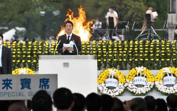 Bilder des Jahres 2020, News 08 August News Themen der Woche KW32 News Bilder des Tages Japan s Prime Minister Shinzo Abe speaks during ceremony marking the 75th anniversary of the atomic bombing of Hiroshima, Japan at the Hiroshima Peace Memorial Park on Thursday, August 6, 2020. The ceremony this year was scaled down a precaution to prevent the spread of the novel coronavirus COVID-19. An American B-29 Superfortress flew from Tinian in the Mariana Islands dropping the bomb called Little Boy , killing approximately 75,000 people, some 30 percent of the population.  TKP2020080615 KEIZOxMORI