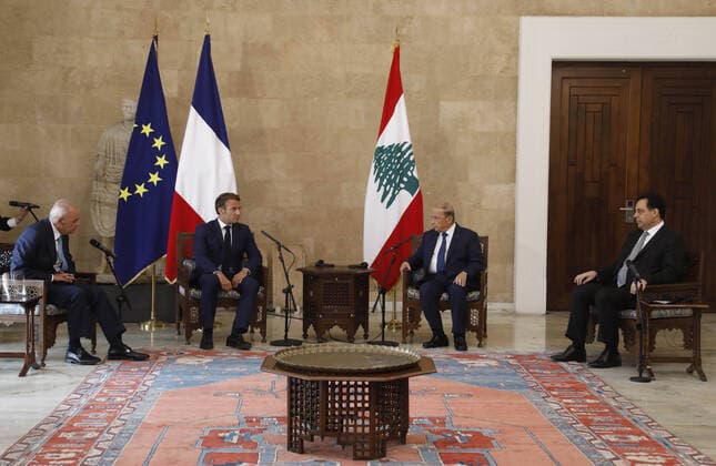 Bilder des Jahres 2020, News 08 August News Themen der Woche KW32 News Bilder des Tages (200806) -- BEIRUT, Aug. 6, 2020 (Xinhua) -- Lebanese President Michel Aoun (2nd R) holds talks with visiting French President Emmanuel Macron (2nd L) at the presidential palace in Baabda, east of Beirut, Lebanon, Aug. 6, 2020. (Dalati & Nohra Handout via Xinhua) LEBANON-BEIRUT-FRENCH PRESIDENT-VISIT 