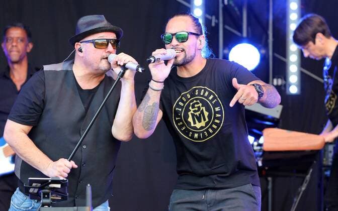 Bilder des Jahres 2020, Entertainment 08 August Entertainment Themen der Woche KW32 Söhne Mannheims - Erfurt 06.08.2020 , Erfurt, Steigerwaldstadion, Arena Erfurt, Sommer Open-Air im Stadion, das Picknickdecken Konzert Söhne Mannheims live im Bild: Rolf Stahlhofen und Karim Amun *** Söhne Mannheims Erfurt 06 08 2020 , Erfurt, Steigerwaldstadion, Arena Erfurt, summer open air in the stadium, the picnic blanket concert Söhne Mannheims live in the picture Rolf Stahlhofen and Karim Amun
