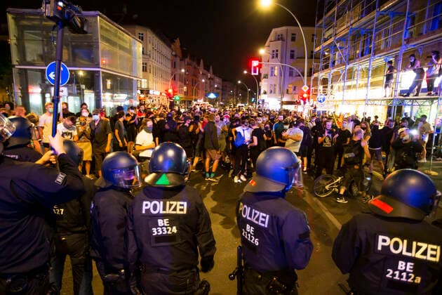 Bilder des Jahres 2020, News 08 August News Themen der Woche KW32 News Bilder des Tages Auseinandersetzungen zwischen Demonstranten und Polizei in der Nacht vor der Raeumung der Kiezkneipe Syndikat in Berlin Neukoelln am 7. August 2020. Die Raeumung ist fuer 9 Uhr vorgesehen. Raeumung der Kiezkneipe Syndikat in Neukoelln *** Fights between demonstrators and police the night before the evacuation of the Kiezkneipe Syndicate in Berlin Neukoelln on August 7, 2020 The evacuation is scheduled for 9 am. Evacuation of the Kiezkneipe Syndicate in Neukoelln