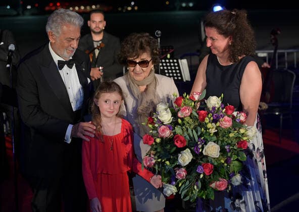 Österreichischer Musiktheaterpreis 2020 (Austrian Music Theatre Award), am Terminal II des Salzburger Flughafens. Das Bild zeigt den spanischen Opernsänger und Preisträger für sein Lebenswerk, Placido Domingo, mit seiner Familie. 2020 - Österreichischer Musiktheaterpreis 2020 (Austrian Music Theatre Award), am Terminal II des Salzburger Flughafens