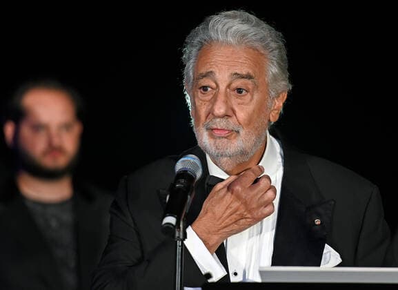 Österreichischer Musiktheaterpreis 2020 (Austrian Music Theatre Award), am Terminal II des Salzburger Flughafens. Das Bild zeigt den spanischen Opernsänger und Preisträger für sein Lebenswerk, Placido Domingo, während seiner Dankesrede nach der Preisverleihung 2020 - Österreichischer Musiktheaterpreis 2020 (Austrian Music Theatre Award), am Terminal II des Salzburger Flughafens