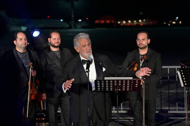 Österreichischer Musiktheaterpreis 2020 (Austrian Music Theatre Award), am Terminal II des Salzburger Flughafens. Das Bild zeigt den spanischen Opernsänger und Preisträger für sein Lebenswerk, Placido Domingo, während seiner Dankesrede nach der Preisverleihung. Im Hintergrund steht eine Gruppe von Geigern 2020 - Österreichischer Musiktheaterpreis 2020 (Austrian Music Theatre Award), am Terminal II des Salzburger Flughafens