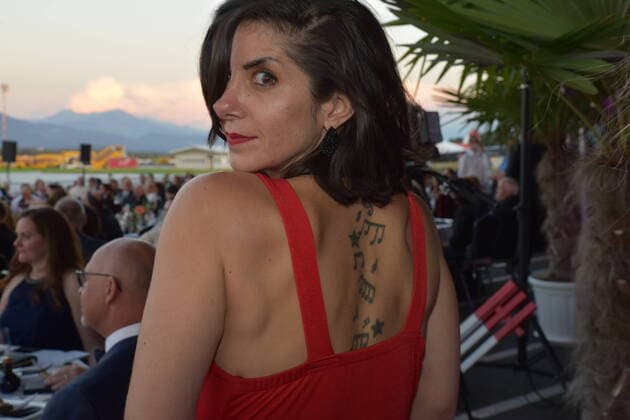 Noten Tattoo am Rücken, Österreichischer Musiktheaterpreis, Gala, Terminal 2, Salzburg 2020,