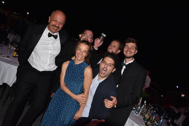 Isabel von Karajan, mit Crew, Beste Uraufführung, Stillhang, Festspiele Erl, Österreichischer Musiktheaterpreis, Gala, Terminal 2, Salzburg 2020,