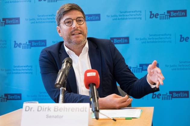 Der Berliner Justizsenator Dirk Behrendt (Gruene) am 03.08.2020 bei der Vorstellung des ersten Antisemitismusbeauftragten des Landes Berlin, dem Politikwissenschaftler Samuel Salzborn. Die Ernennung des Sozialwissenschaftlers durch Justizsenator Dirk Behrendt stiess auf breite Zustimmung. Salzborn betonte bei seinem Amtsantritt, kuenftig solle es eine Selbstverstaendlichkeit sein, in Berlin oeffentlich die Kippa ohne Bedenken tragen zu koennen. (Siehe epd-Meldung vom 03.08.2020) Der Berliner Justizsenator Dirk Behrendt (Gruene) *** Berlins Senator of Justice Dirk Behrendt Gruene on 03 08 2020 at the presentation of the first anti-Semitism Commissioner of the State of Berlin, the political scientist Samuel Salzborn The appointment of the soc Copyright: epd-bild RolfxZoellner EDITORIAL USE ONLY