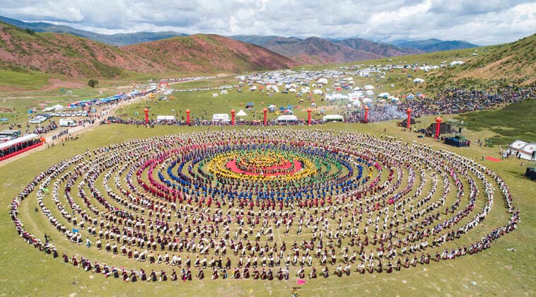 Bilder des Jahres 2020, News 08 August News Themen der Woche KW32 News Bilder des Tages (200807) -- QAMDO, Aug. 7, 2020 -- Aerial photo shows people performing Xianzi Dance in Mangkam County, southwest China s Tibet Autonomous Region, Aug. 7, 2020. Xianzi Dance, a traditional folk dance in Tibet, was listed as a national intangible heritage in 2006. ) (InTibet)CHINA-TIBET-QAMDO-XIANZI DANCE (CN) SunxFei 