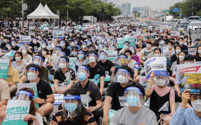 Bilder des Jahres 2020, News 08 August News Themen der Woche KW32 News Bilder des Tages August 7, 2020, seoul, south korea: The Korean Medical Association,which consists of interns and.residents at university hospitals across the country, holds a rally at the entrance of Yeouido Park to oppose the government s plan to expand the number of medical schools. south korea - ZUMAm158 20200807_zap_m158_003 Copyright: xWon-KixMinx