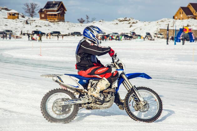 IMAGO Creative: Alternativer Wintersport Russia, Orihon Island, Lake Baikal, small town, small town, street, dilapidated, vehicle, snow, snow mountain, island, sunset, sunset, silhouette, permafrost, ice and snow, ice surface, ice cave, icicles, rock, frozen, motorcycle, snowmobile, anti-skid tires  576419864274010197