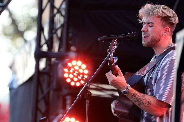 Bilder des Jahres 2020, Entertainment 08 August Entertainment Themen der Woche KW32 Entertainment Bilder des Tages Lea - Erfurt 07.08.2020 , Erfurt, Steigerwaldstadion, Arena Erfurt, Sommer Open-Air im Stadion, das Picknickdecken Konzert Support bei Lea ist ELI (bürgerl. Elias Leon Breit) *** Lea Erfurt 07 08 2020 , Erfurt, Steigerwaldstadion, Arena Erfurt, summer open air in the stadium, the picnic blanket concert support at Lea is ELI citizen Elias Leon Breit