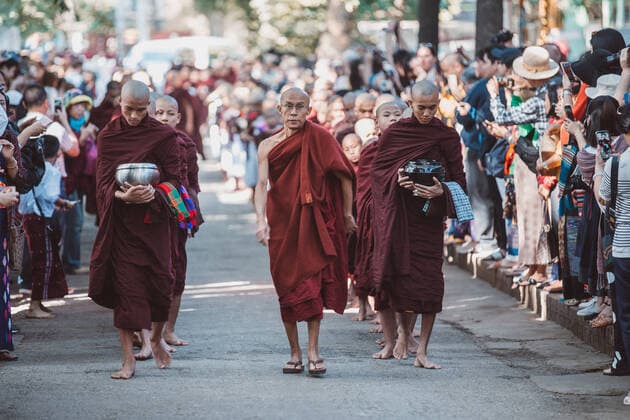 IMAGO Creative: Kollidierende Kulturen Thousand Monks in Mandalay, Myanmar  580501595037761562