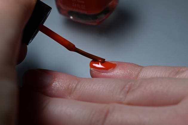 Symbolbild- junge Frau (model released) lackiert sich ihre Fingernägel *** symbolic picture young woman model released paints her fingernails