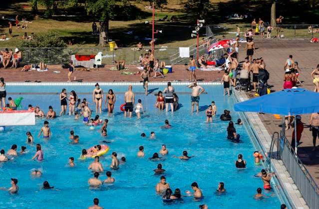 Essen, Ruhrgebiet, Nordrhein-Westfalen, Deutschland - Freibadsommer im Grugabad am heissesten Wochenende des Jahres in Zeiten der Coronapandemie unter Einhaltung der Hygienevorschriften und Abstandsregeln, maximal 1.500 Besucher duerfen sich bei 36 Grad Sommerhitze im Wasser abkuehlen. *** Essen, Ruhr area, North Rhine-Westphalia, Germany Open-air swimming pool summer in the Grugabad on the hottest weekend of the year in times of the corona pandemic in compliance with hygiene regulations and distance rules, a maximum of 1 500 visitors are allowed to cool off in the water at 36 degrees summer heat
