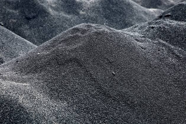 Vielfältige Anwendungsgebiete für Aktivkohle Große Mengen der Aktivkohle liegen aufgehäuft in einer offenen Lagerstätte. *** Wide range of applications for activated carbon Large quantities of activated carbon are piled up in an open deposit