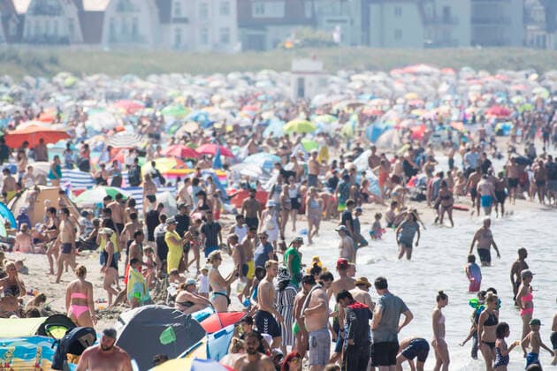 Der überfüllte Strand im Ostseebad Warnemünde. In den Küstenorten und auf den Inseln in Norddeutschland ist der Besucher-Ansturm sehr groß. In Schleswig-Holstein mussten bereits einige Strandabschnitte gesperrt werden, da sonst die Corona-Abstandsregeln nicht eingehalten werden können. Rostock Waenemünde