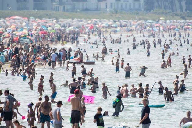 Der überfüllte Strand im Ostseebad Warnemünde. In den Küstenorten und auf den Inseln in Norddeutschland ist der Besucher-Ansturm sehr groß. In Schleswig-Holstein mussten bereits einige Strandabschnitte gesperrt werden, da sonst die Corona-Abstandsregeln nicht eingehalten werden können. Rostock Waenemünde