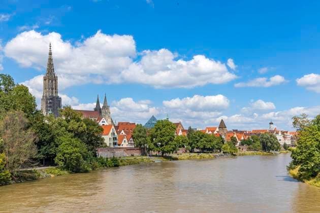 Stadtansicht von Ulm an der Donau. Das Ulmer Münster mit Metzgerturm, der modernen Glaspyramide der Zentralibliothek sowie Gebäuden der Altstadt. 05.08.2020, Ulm, Baden-Württemberg, Deutschland. *** City view of Ulm on the Danube The Ulm Minster with the Butchers Tower, the modern glass pyramid of the Central Library and buildings of the Old Town 05 08 2020, Ulm, Baden Württemberg, Germany