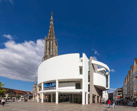 Architektur von Richard Meier Das gotische Ulmer Münster mit dem höchsten Kirchturm der Welt. Daneben die moderne Bauskulptur Stadthaus, entworfen vom New Yorker Architekt Richard Meier. 05.08.2020, Ulm, Baden-Württemberg, Deutschland. *** The gothic Ulm Minster with the highest church tower in the world Next to it the modern building sculpture Stadthaus, designed by the New York architect Richard Meier 05 08 2020, Ulm, Baden Württemberg, Germany