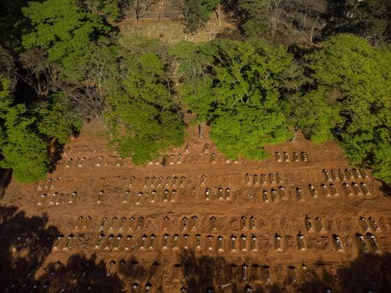 Bilder des Jahres 2020, News 08 August News Themen der Woche KW32 News Bilder des Tages August 8, 2020, Sao Paulo, Sao Paulo, Brazil: View of the cemetery of Vila Formosa, in Sao Paulo, this Saturday (8). According to the Ministry of Health, Brazil has surpassed the mark of 3 million confirmed cases of Coronavirus, with 100 thousand deaths. Sao Paulo Brazil - ZUMAl146 20200808_zaf_l146_005 Copyright: xPauloxLopesx