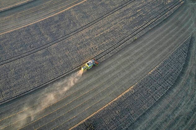 Getreideernte im Weserbergland in der Ottensteiner Hochebene. Ottenstein, 07.08.2020 *** Grain harvest in the Weserbergland in the Ottensteiner plateau Ottenstein, 07 08 2020 Foto:xU.xStammx xFuturexImage