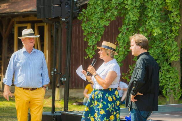 Proschwitz Proschwitzer Musik-Picknick. Ein Konzert im Rahmen des Moritzburg Festivals. vl. Prinz und Prinzessin zur Lippe die Gastgeber und Jan Vogler der Festivalintendant. Proschwitz Sachsen GERMANY