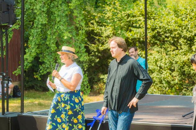 Proschwitz Proschwitzer Musik-Picknick. Ein Konzert im Rahmen des Moritzburg Festivals. vl. Prinzessin zur Lippe die Gastgeberin und Jan Vogler der Festivalintendant. Proschwitz Sachsen GERMANY