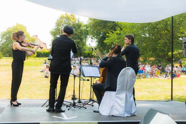 Proschwitz Proschwitzer Musik-Picknick. Ein Konzert im Rahmen des Moritzburg Festivals. Proschwitz Sachsen GERMANY