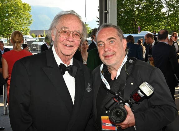 Österreichischer Musiktheaterpreis 2020 (Austrian Music Theatre Award), am Terminal II des Salzburger Flughafens. Das Bild zeigt den Opernsänger Rene Kollo und den Salzburger Gesellschaftsfotografen Manfred Siebinger 2020 - Österreichischer Musiktheaterpreis 2020 (Austrian Music Theatre Award), am Terminal II des Salzburger Flughafens *** Austrian Music Theatre Award 2020 Austrian Music Theatre Award , at Terminal II of Salzburg Airport The picture shows the opera singer Rene Kollo and the Salzburg society photographer Manfred Siebinger 2020 Austrian Music Theatre Award 2020 Austrian Music Theatre Award , at Terminal II of Salzburg Airport
