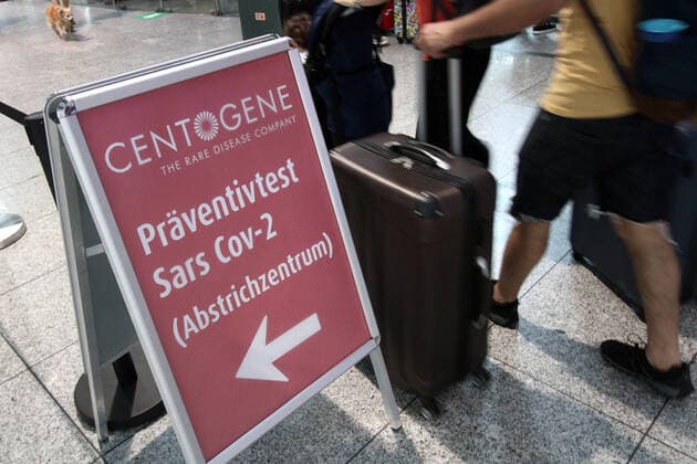 Großer Andrang von Reiserückkehrern und Einreisende an einem Covid-19 Testzentrum von Centogene im Flughafen Frankfurt, die sich nach Reiseende auf Corona testen lassen, Hessen, Deutschland